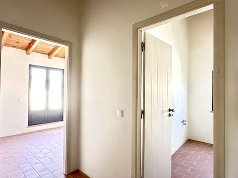 Magnífica moradia geminada para renovar I 287,10 m² I terreno 305 m² I Pátio I 4 quartos I Projeto aprovado I Centro histórico de Estoi