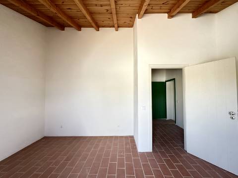 Magnífica moradia geminada para renovar I 287,10 m² I terreno 305 m² I Pátio I 4 quartos I Projeto aprovado I Centro histórico de Estoi