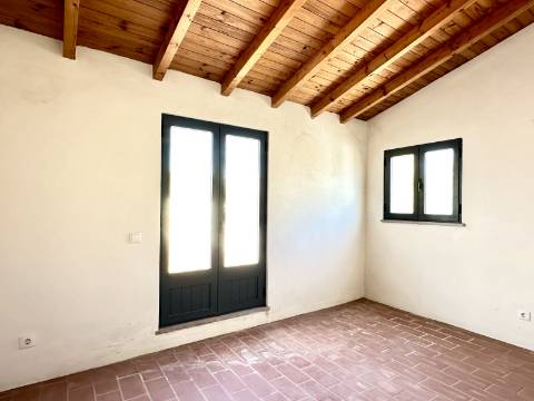 Magnífica moradia geminada para renovar I 287,10 m² I terreno 305 m² I Pátio I 4 quartos I Projeto aprovado I Centro histórico de Estoi