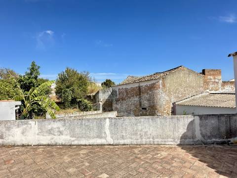 Magnífica moradia geminada para renovar I 287,10 m² I terreno 305 m² I Pátio I 4 quartos I Projeto aprovado I Centro histórico de Estoi