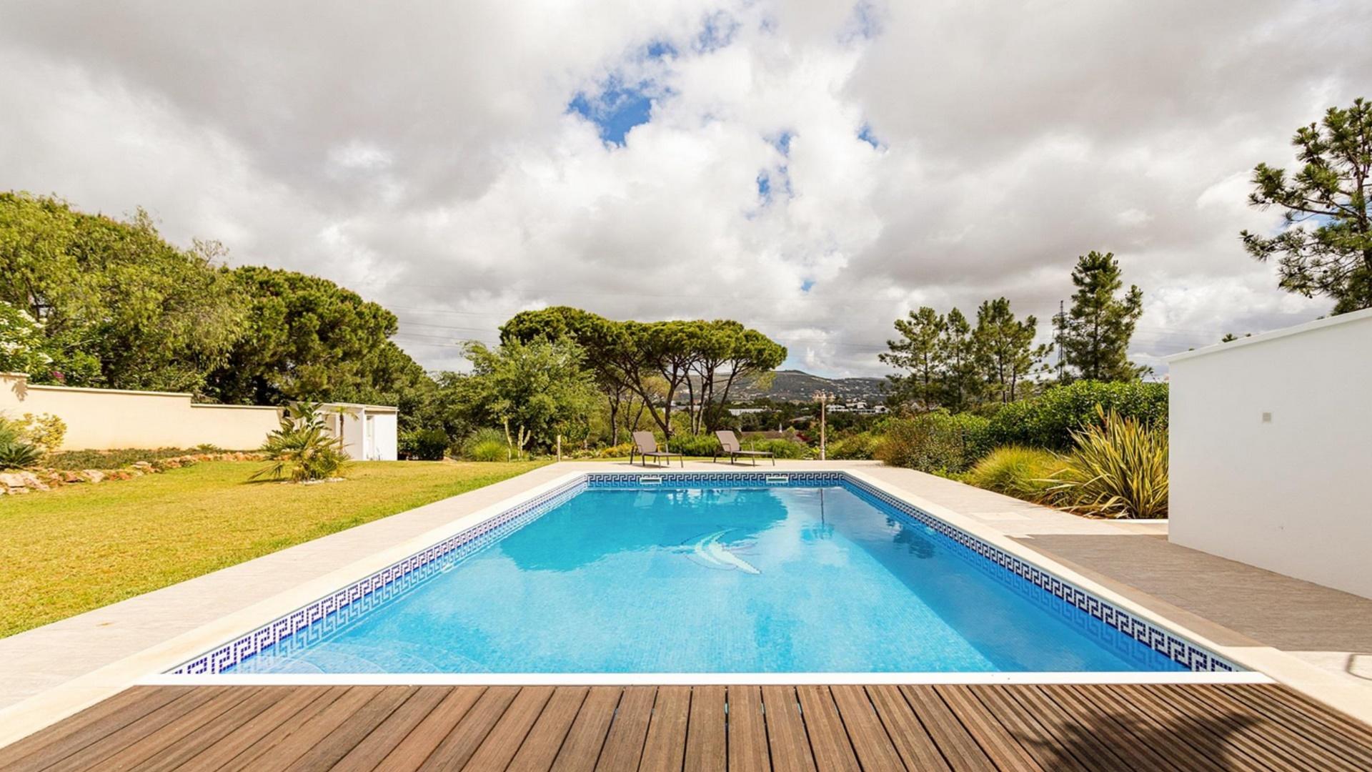 Moradia T4 com arquitetura tradicional localizada perto de Almancil