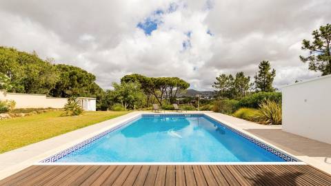 Moradia T4 com arquitetura tradicional localizada perto de Almancil