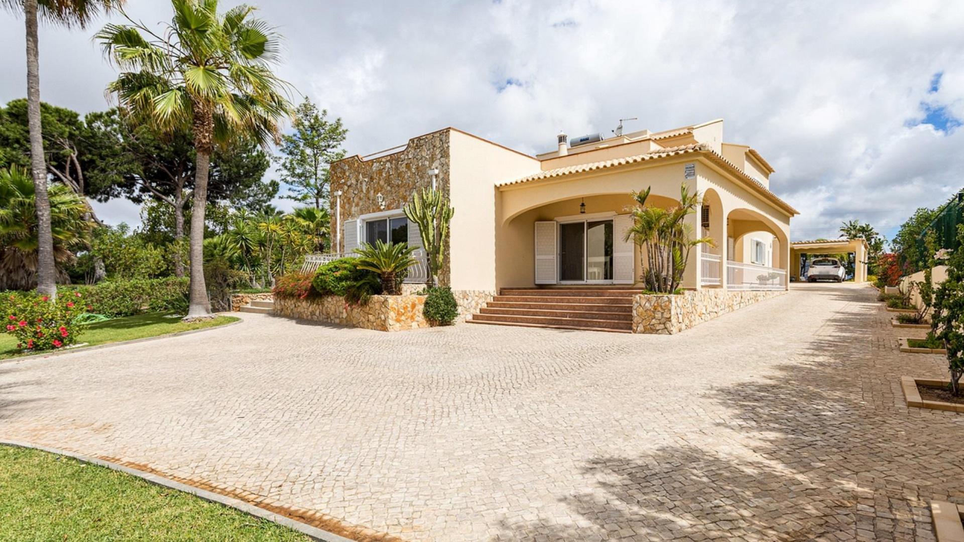 Moradia T4 com arquitetura tradicional localizada perto de Almancil