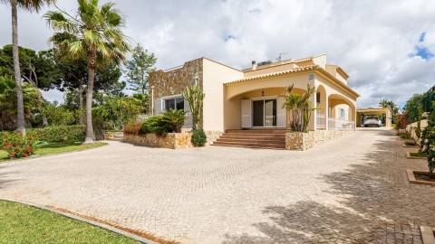 Moradia T4 com arquitetura tradicional localizada perto de Almancil