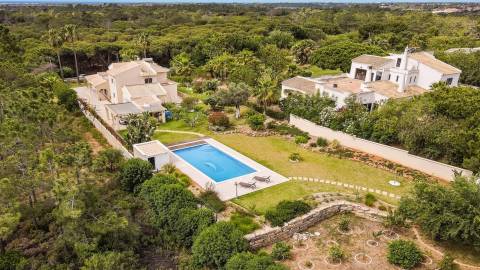 Moradia T4 com arquitetura tradicional localizada perto de Almancil