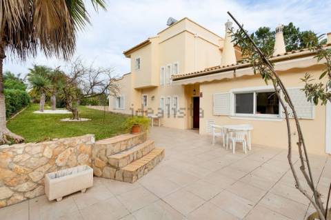 Moradia T4 com arquitetura tradicional localizada perto de Almancil