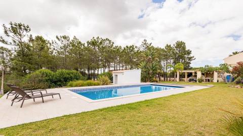 Moradia T4 com arquitetura tradicional localizada perto de Almancil