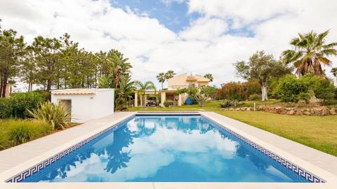 Moradia T4 com arquitetura tradicional localizada perto de Almancil