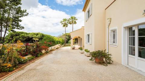 Moradia T4 com arquitetura tradicional localizada perto de Almancil