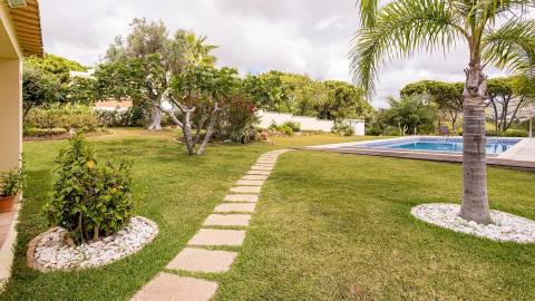 Moradia T4 com arquitetura tradicional localizada perto de Almancil