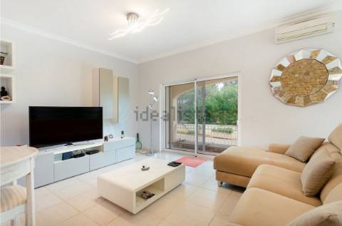 Moradia T4 com arquitetura tradicional localizada perto de Almancil