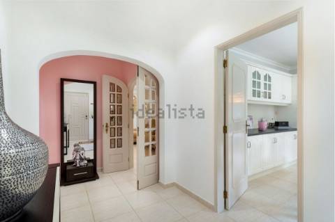 Moradia T4 com arquitetura tradicional localizada perto de Almancil