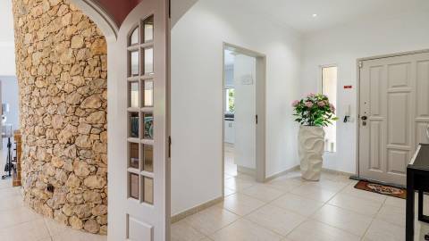 Moradia T4 com arquitetura tradicional localizada perto de Almancil