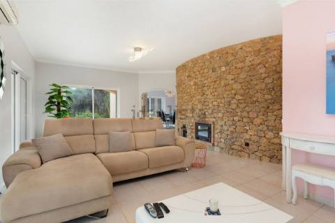 Moradia T4 com arquitetura tradicional localizada perto de Almancil