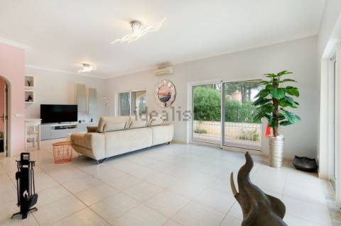 Moradia T4 com arquitetura tradicional localizada perto de Almancil