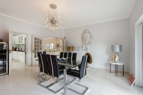 Moradia T4 com arquitetura tradicional localizada perto de Almancil