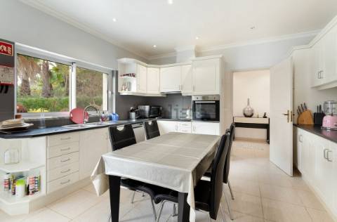 Moradia T4 com arquitetura tradicional localizada perto de Almancil