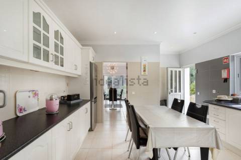 Moradia T4 com arquitetura tradicional localizada perto de Almancil