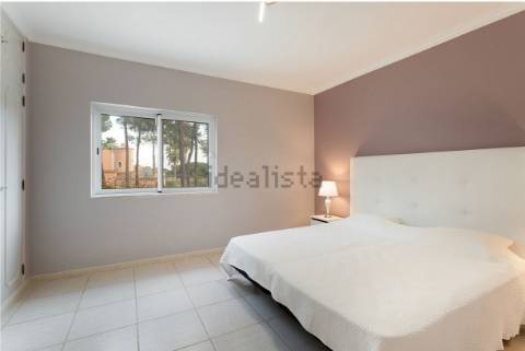 Moradia T4 com arquitetura tradicional localizada perto de Almancil