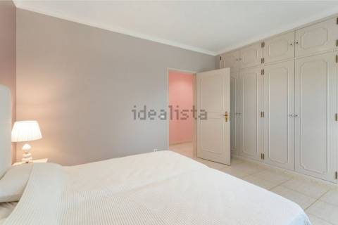 Moradia T4 com arquitetura tradicional localizada perto de Almancil