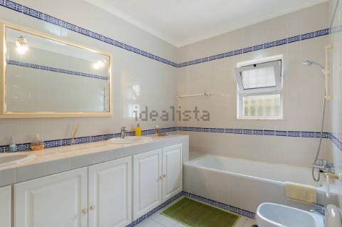 Moradia T4 com arquitetura tradicional localizada perto de Almancil