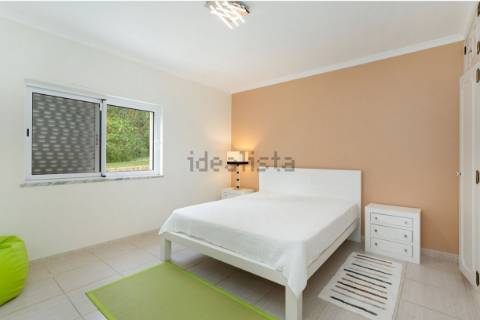 Moradia T4 com arquitetura tradicional localizada perto de Almancil