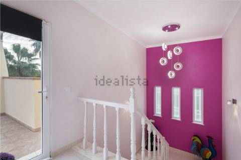 Moradia T4 com arquitetura tradicional localizada perto de Almancil