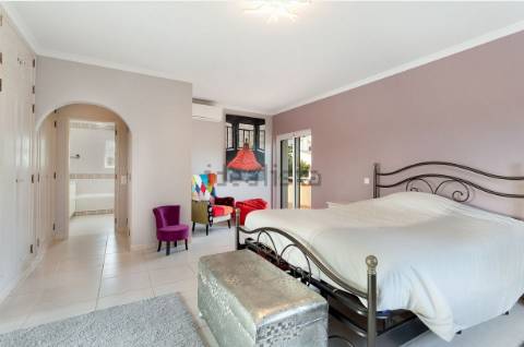 Moradia T4 com arquitetura tradicional localizada perto de Almancil