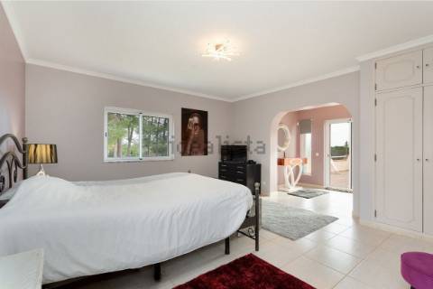 Moradia T4 com arquitetura tradicional localizada perto de Almancil