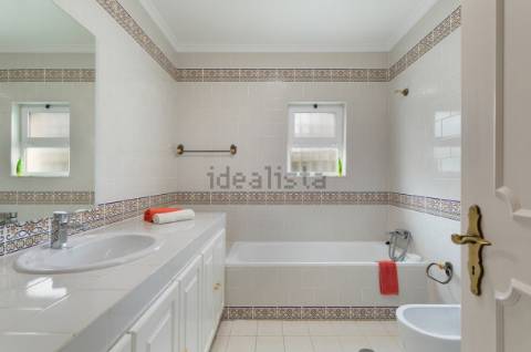 Moradia T4 com arquitetura tradicional localizada perto de Almancil