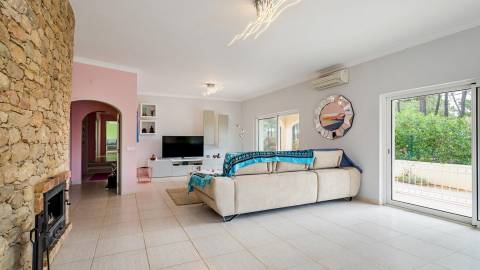 Moradia T4 com arquitetura tradicional localizada perto de Almancil