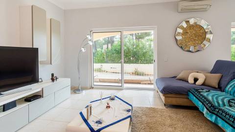 Moradia T4 com arquitetura tradicional localizada perto de Almancil