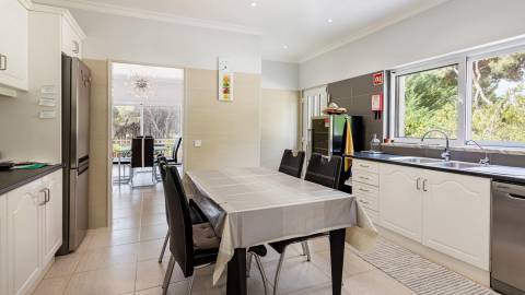 Moradia T4 com arquitetura tradicional localizada perto de Almancil