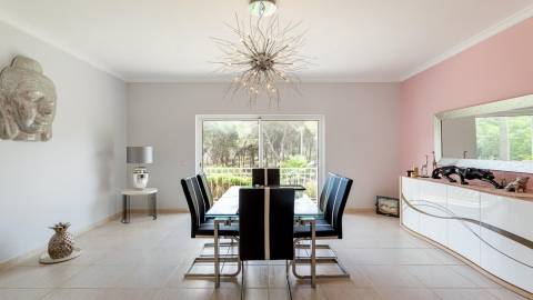 Moradia T4 com arquitetura tradicional localizada perto de Almancil