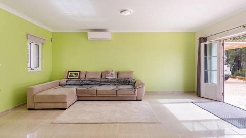 Moradia T4 com arquitetura tradicional localizada perto de Almancil