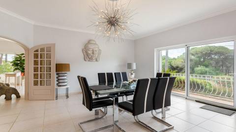 Moradia T4 com arquitetura tradicional localizada perto de Almancil