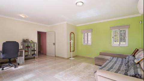 Moradia T4 com arquitetura tradicional localizada perto de Almancil