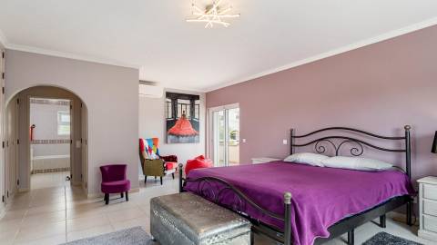 Moradia T4 com arquitetura tradicional localizada perto de Almancil