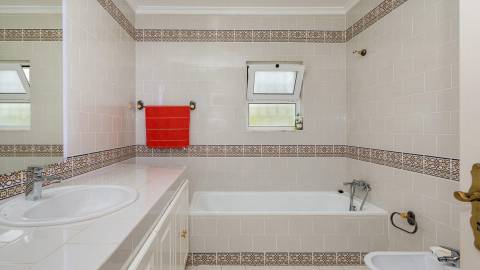 Moradia T4 com arquitetura tradicional localizada perto de Almancil