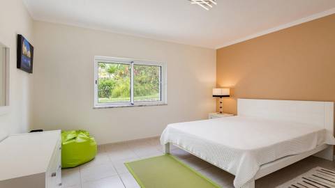 Moradia T4 com arquitetura tradicional localizada perto de Almancil