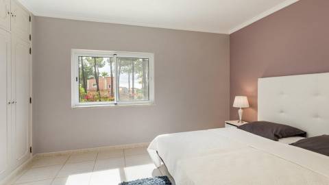 Moradia T4 com arquitetura tradicional localizada perto de Almancil