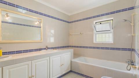 Moradia T4 com arquitetura tradicional localizada perto de Almancil