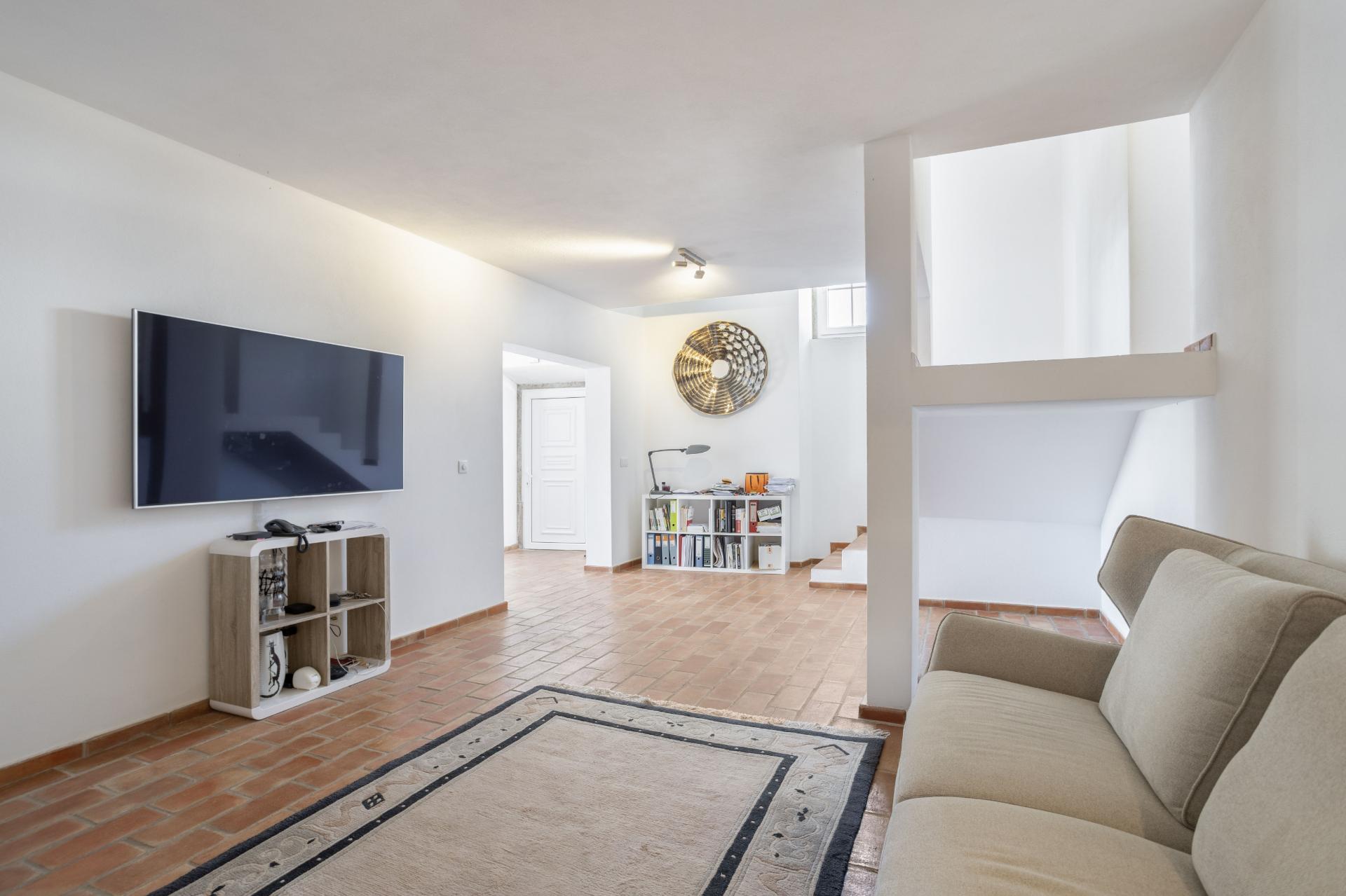 Moradia V3 com Caráter no Centro de Salir - Charme, Conforto e Qualidade