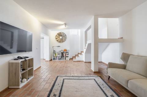 Moradia V3 com Caráter no Centro de Salir - Charme, Conforto e Qualidade