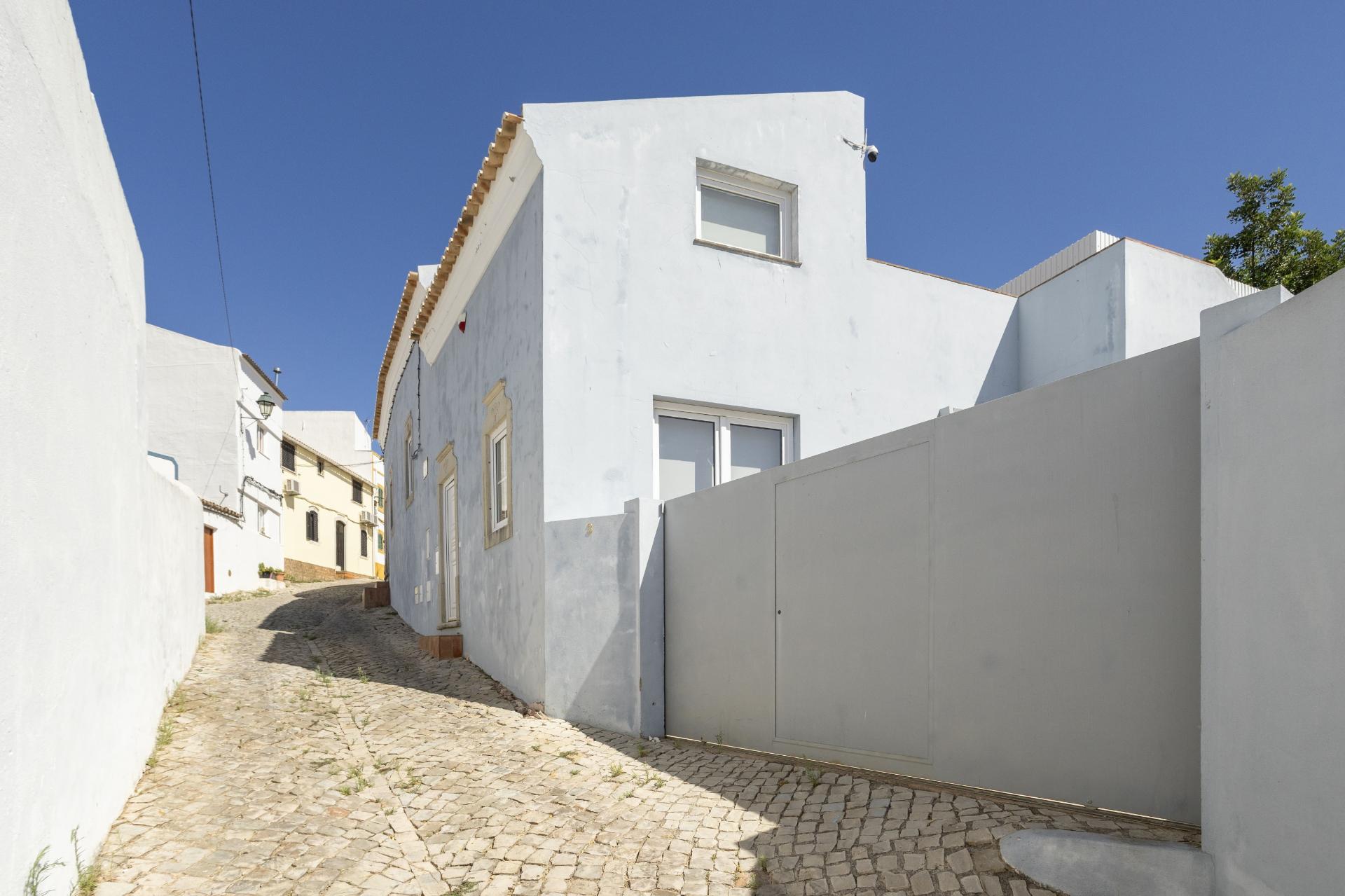 Moradia V3 com Caráter no Centro de Salir - Charme, Conforto e Qualidade