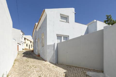 Moradia V3 com Caráter no Centro de Salir - Charme, Conforto e Qualidade