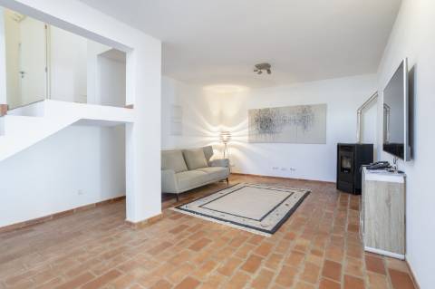 Moradia V3 com Caráter no Centro de Salir - Charme, Conforto e Qualidade