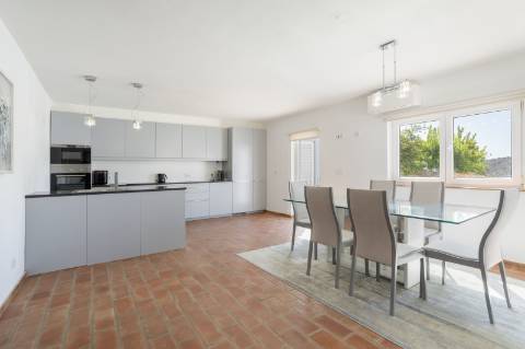 Moradia V3 com Caráter no Centro de Salir - Charme, Conforto e Qualidade