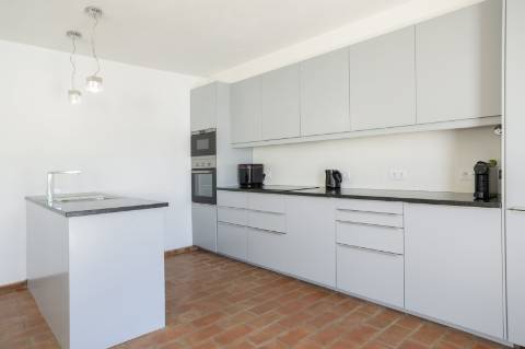 Moradia V3 com Caráter no Centro de Salir - Charme, Conforto e Qualidade