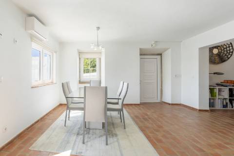 Moradia V3 com Caráter no Centro de Salir - Charme, Conforto e Qualidade